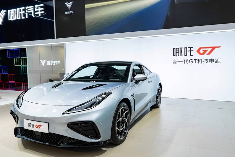 佛山67哪吒汽车在智能汽车领域的表现，领途汽车在新能源汽车市场中的影响力